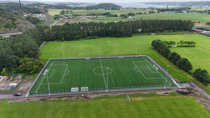 Flygbild över konstgräsplanen på Inlag i Kungsbacka