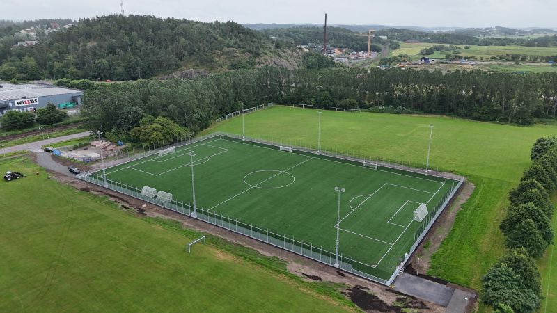 Panelstängsel runt 11-mannaplan på Inlag